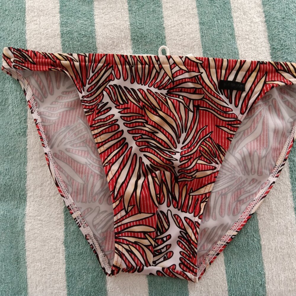 RARE VINTAGE 1" HOM SWIM BRIEF, SIZE 34", RED LEAVES PATTERN (*) (Pre-owned)